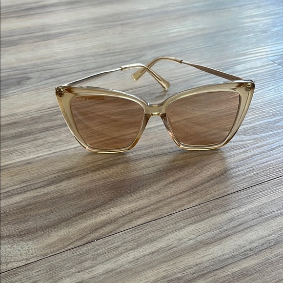 DIFF Eyewear Becky II Sunnies - Picture 3 of 6